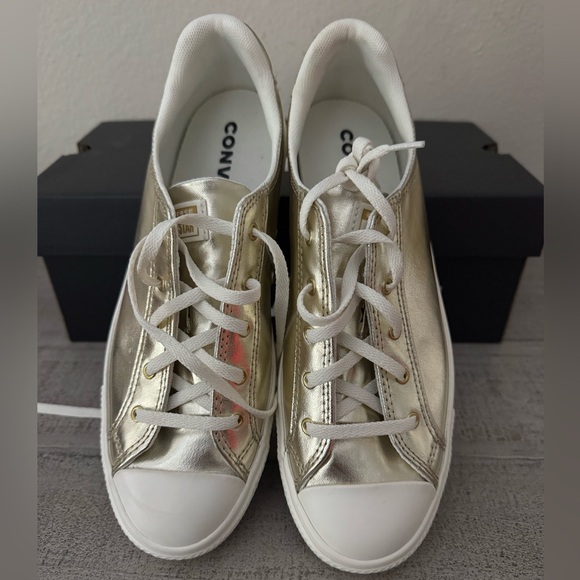 NWT Converse Chuck Taylor Dainty Gold Metallic Low-Top Women’s
Sneakers Size 8 - Picture 2 of 4